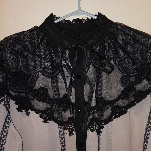 Lace collar blouse - Picture 2 of 3